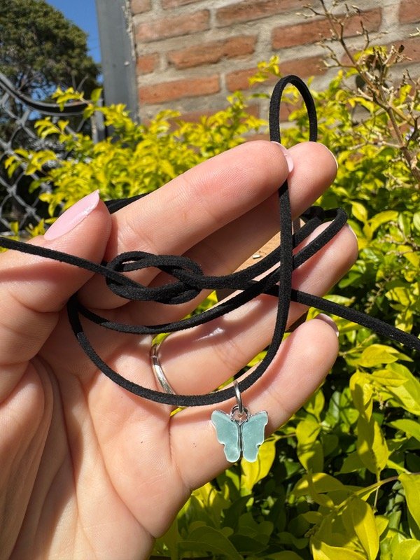 Producto - Chocker gamuza con dije mariposa aqua