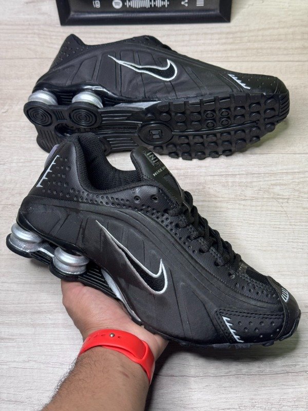 Producto - Nike Shox R4 Black/Metallic - 0