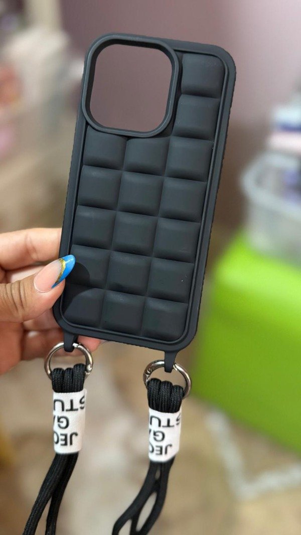 Producto - Funda cuadritos con correa larga Iph 14 pro