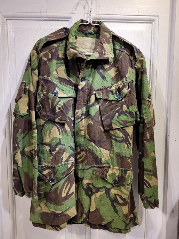Producto - Campera de gabardina camuflada Talle M (amplio) - PRECIO: 58X