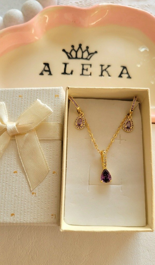 Producto - Conjunto collar y argollas gota morada de acero dorado - 0