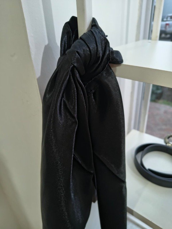 Producto - Pañuelo de seda 90x90 negro liso