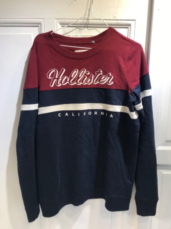 Producto - Buzo HOLLISTER azul y colorado logo- Talle M-PRECIO: 60x