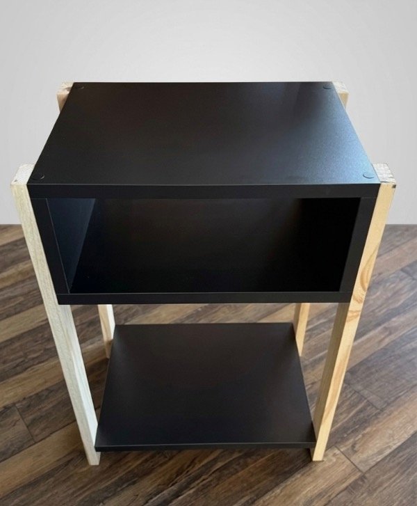 Producto - Mesa de luz melamina negra patas de pino