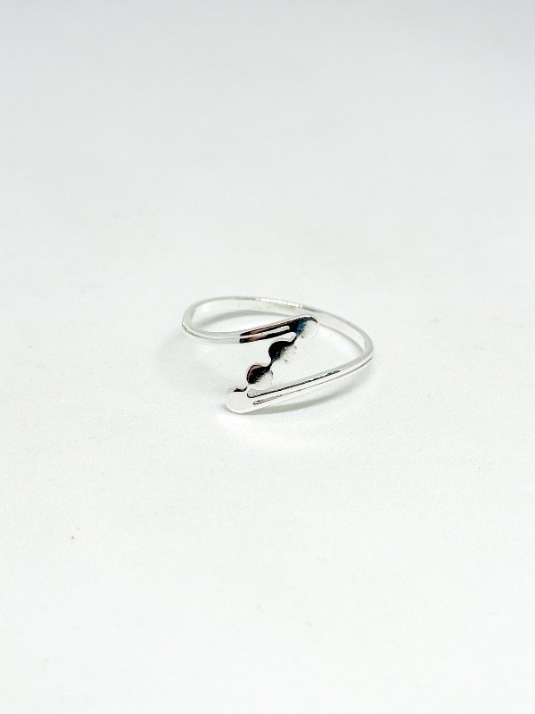 Producto - Anillo acero blanco lunares diagonal fino