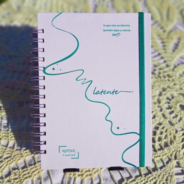 Producto - Latente  LILA / Cuaderno A5 Notar con Brillo Sectorizado