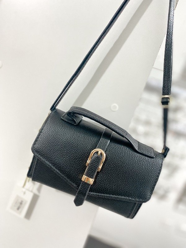 Producto - Bandolera portacelular negra con detalles dorados.