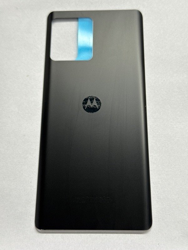 Producto - TAPA MOTO EDGE 30 ULTRA NEGRA- detalle del logo , vinieron así