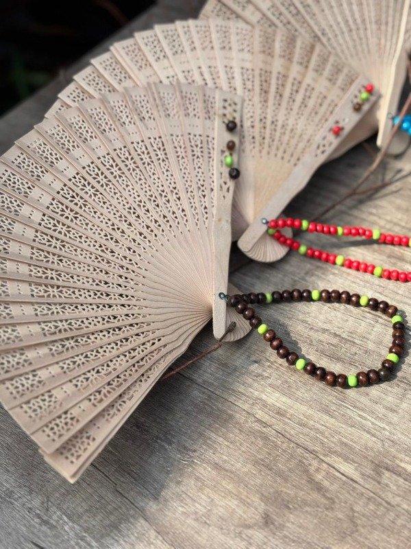 Producto - abanicos con cuentas de colores