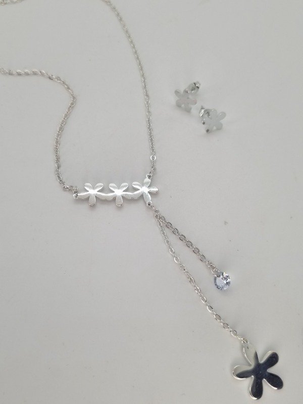 Producto - Set acero blanco cadena + aritos flor plana cadena colgante