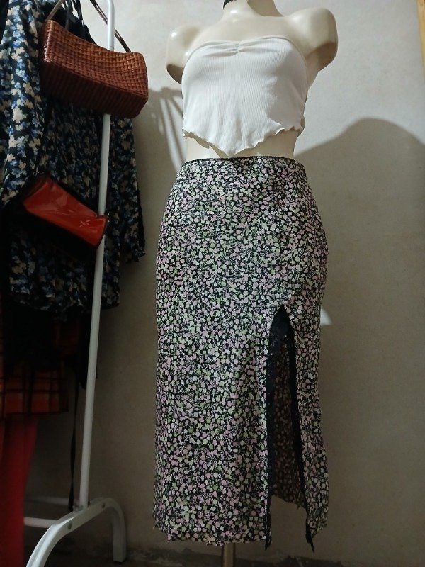 Producto - Falda floral midi + top blanco en punta