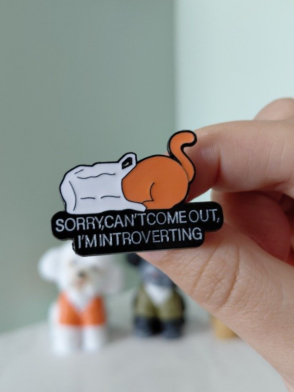 Producto - Pin metalizado - Michi "Sorry, can't come out, I'm introverting" #3066