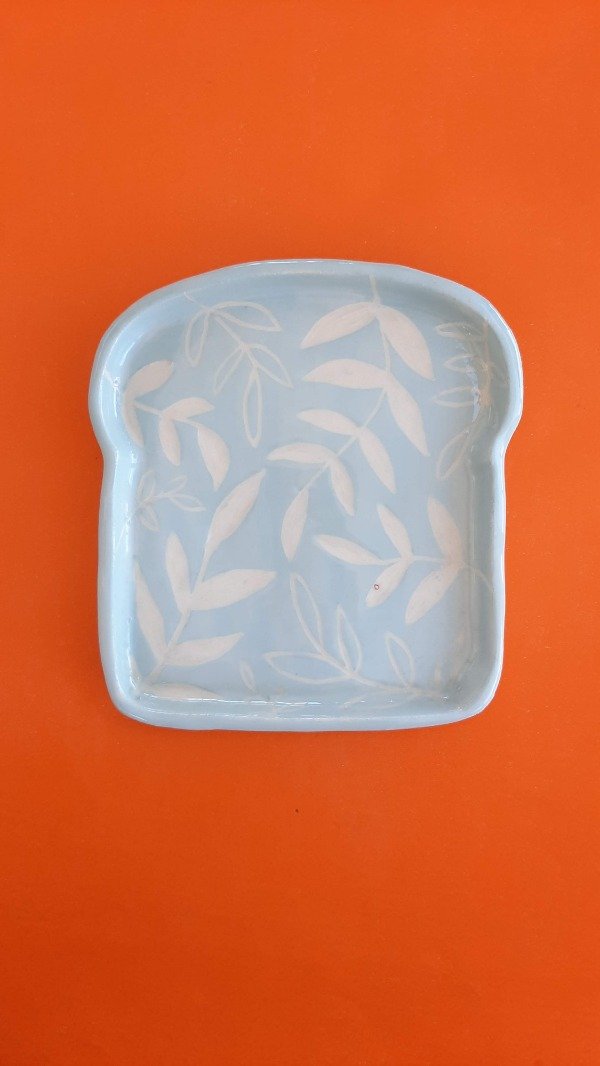 Producto - Plato Tostada Celeste pastel y esgrafiado de hojas