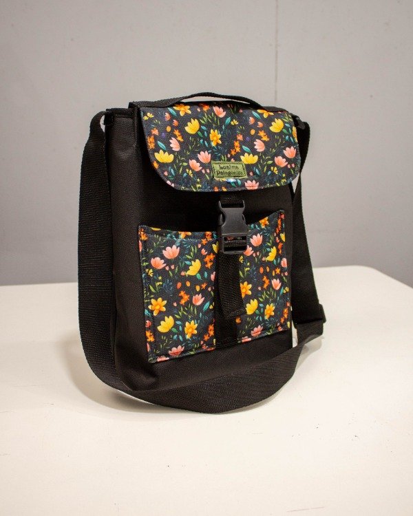 Producto - Matera negra con estampado florcitas amarillas