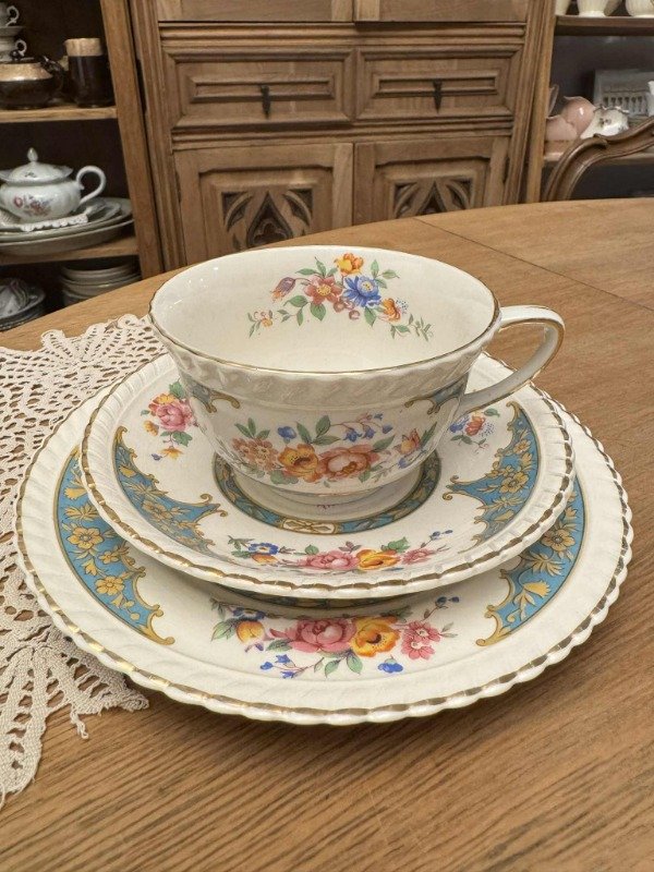 Producto - Trios de té de loza Inglesa Johnson Bros con decoración floral y virola