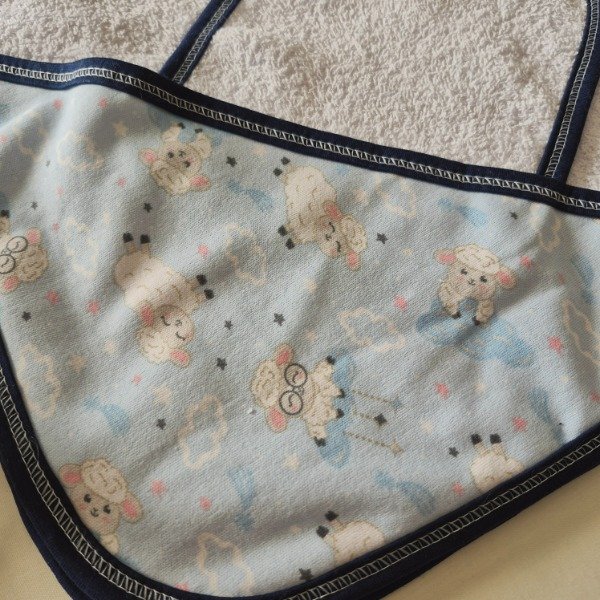 Producto - Toalla con babita ovejitas azul