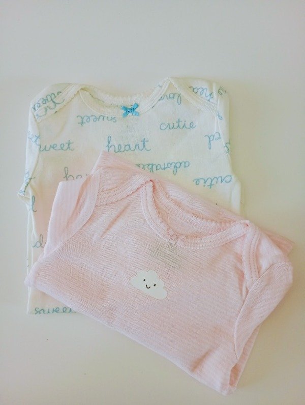 Producto - Pack x2 Bodies Manga Larga Beba Blanco y Rayadito Nubes