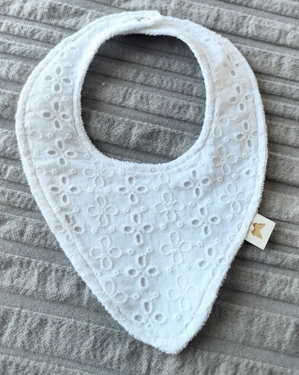 Producto - Babero símil bandana Broderie blanco