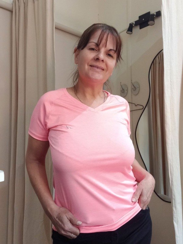 Producto - Remera Estonia cuello en V rosa fluor claro