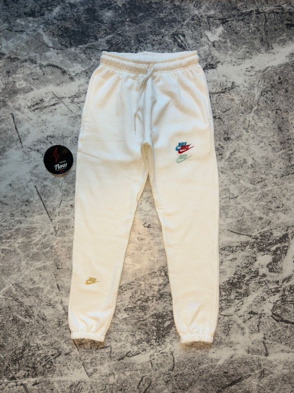 Producto - Pantalón Nike Essential Blanco
