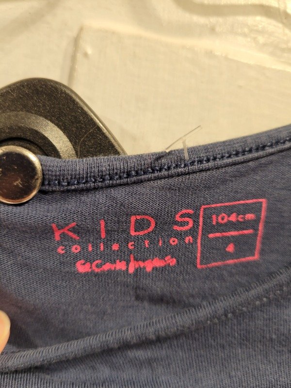 Producto - Remera EL CORTE INGLÉS azul logo fucsia y plateado Talle 4 años - PRECIO: 9X - 3
