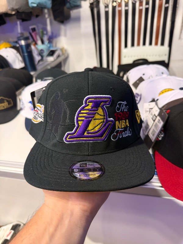 Producto - Gorra Cerrada Lakers