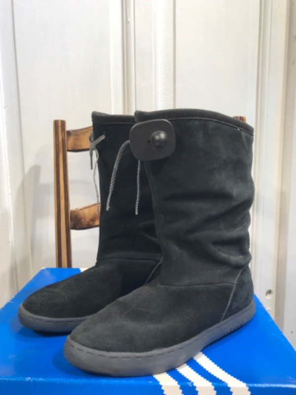 Producto - Botas ADIDAS nuevas en caja gamuzadas con corderito - Talle 36.5- PRECIO: 120x