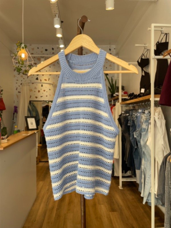 Producto - Musculosa celeste y blanca tejida talle M
