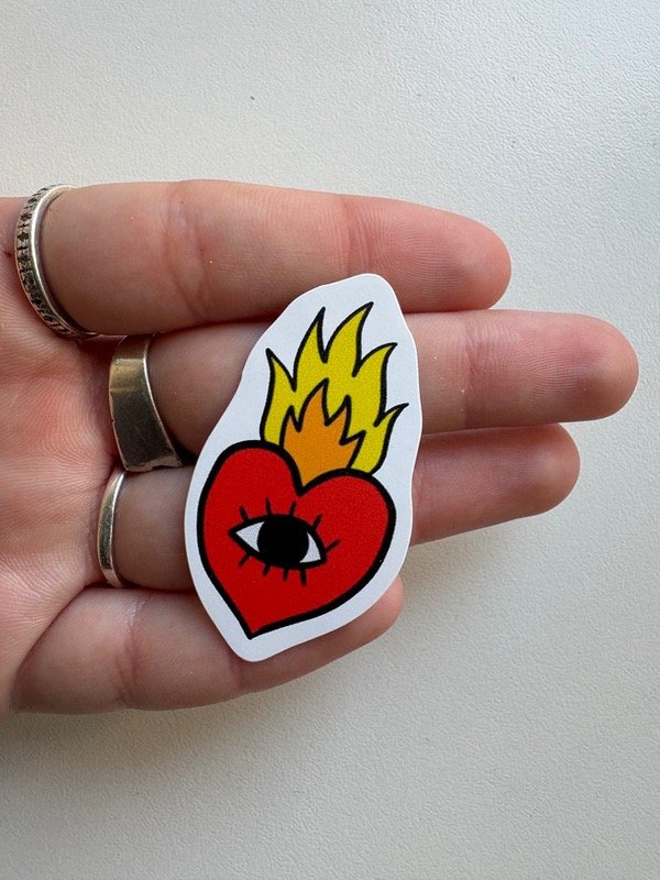 Producto - Sticker corazón fuego