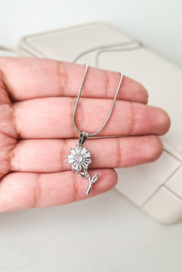 Producto - Collar giratorio  Flor de Cristal plateado con cadena elegant