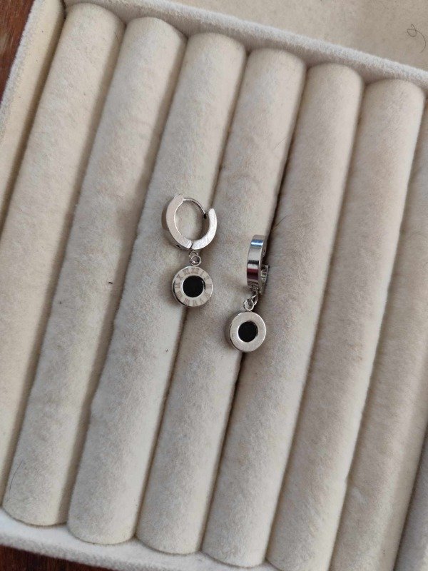 Producto - Aros argolla cierre click números romanos + negro. Acero quirurgico