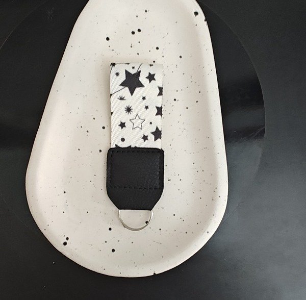 Producto - Llavero cinta Estrellas blanco y negro corto