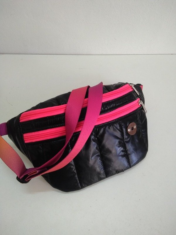 Producto - Riñonera Buenos Aires negra metalizada/fucsia