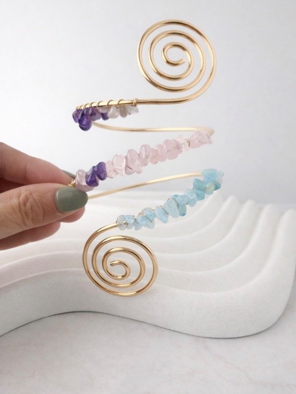 Producto - BRAZALETE DORADO CON PIEDRAS MULTICOLOR 5012