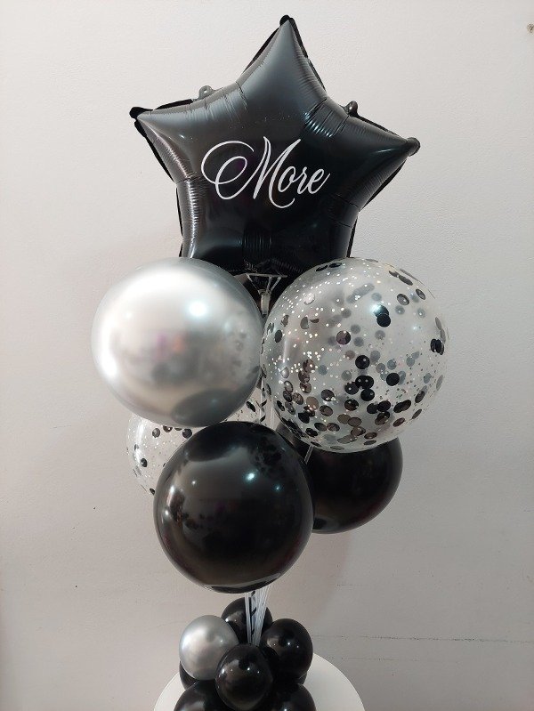 Producto - Base acrílica con 7 globos estrella negra