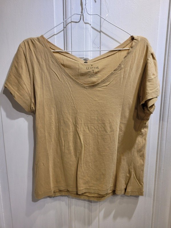 Producto - Remera LE UTTHE tostado escote en v Talle XL - PRECIO: 10X