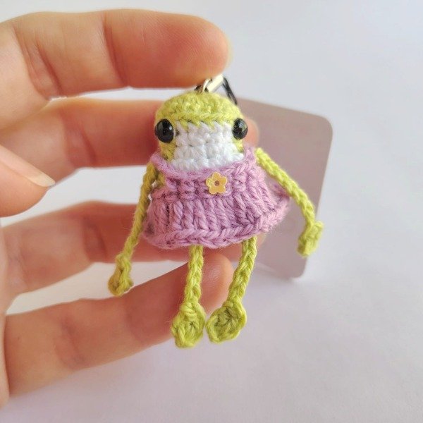 Producto - Colgante para celular Ranita con vestido lila tejido amigurumi