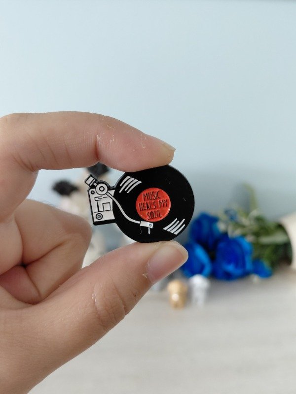 Producto - Pin metalizado - Music heals my sould #1246
