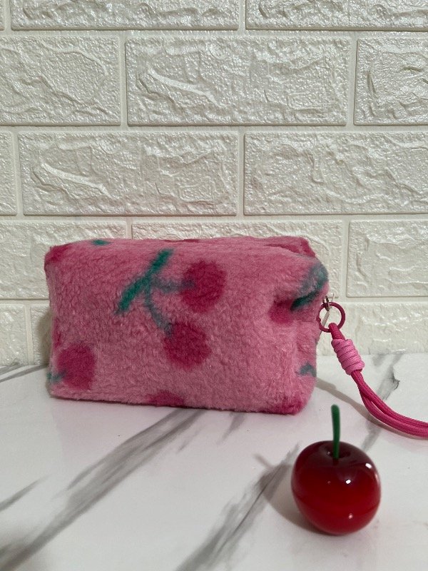Producto - Nececer / Cartuchera de Peluche con Estampa de Cerezas