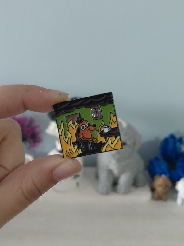 Producto - Pin metalizado - Perrito rodeado de fuego #1896