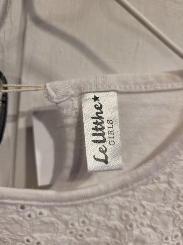 Producto - Remera LE UTTHE blanca con broderie y volados Talle 6 años - PRECIO: 8X - 3