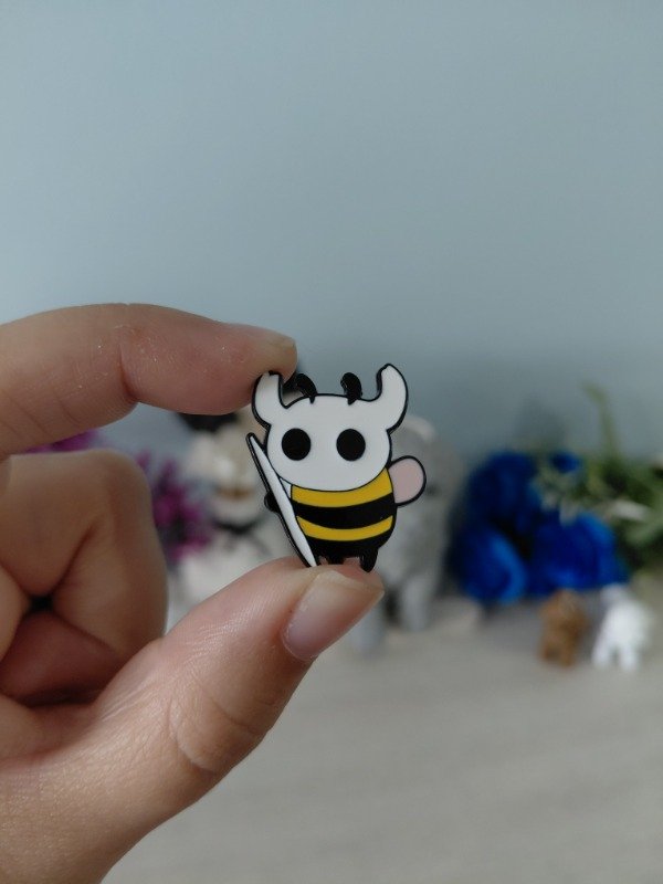 Producto - Pin metalizado - Hollow Knight #1762