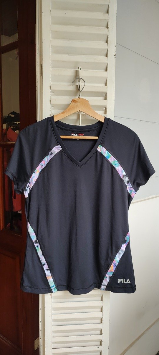 Producto - Remera negra y detalles de color, FILA, talle L