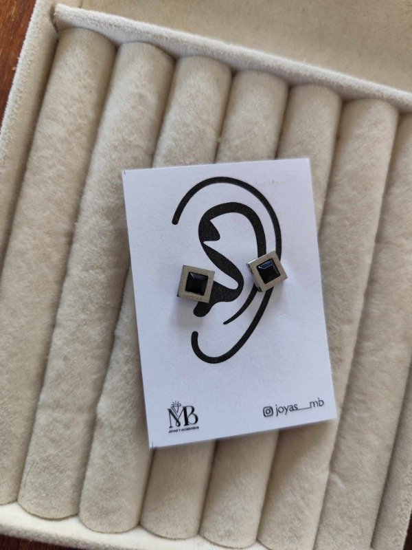 Producto - Aros bulgari cuadrado strass negro. Acero quirúrgico.