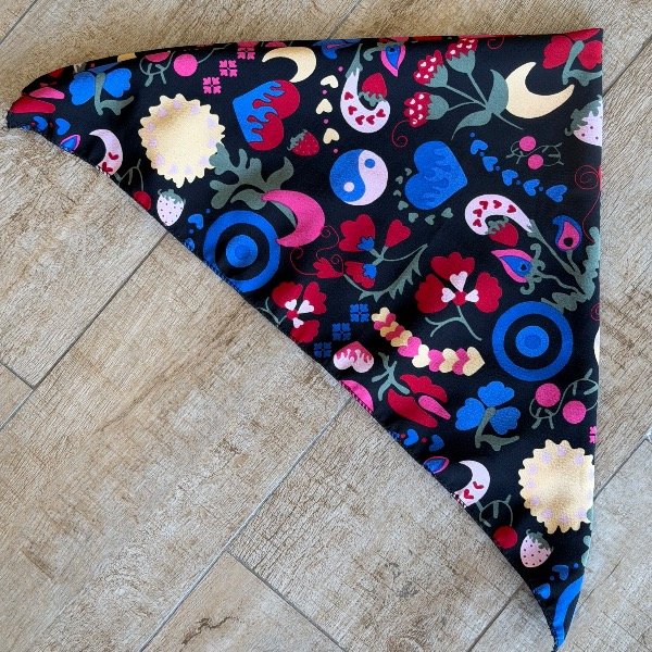 Producto - Pañuelo negro con estampa II