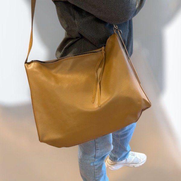 Producto - Cartera Hobo Urbana BERKANA. Comodidad que se adapta a vos