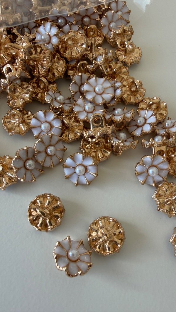 Producto - Botón flor blanca con perla - 2