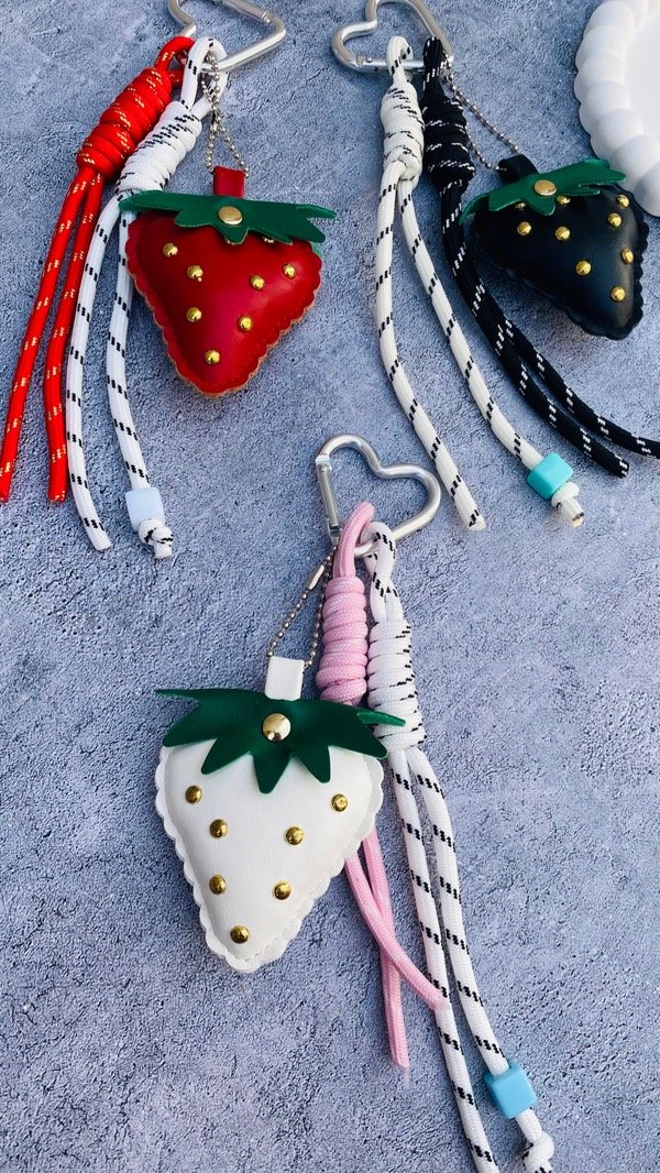 Producto - LLAVERO CHARMS FRUTILLA