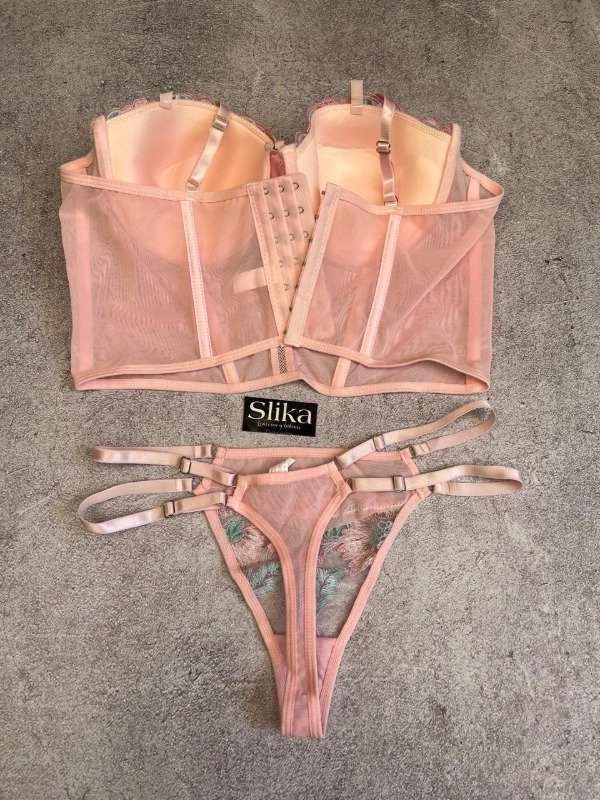 Conjunto con corset de encaje con ballenas y colaless rosa talle 90/95 — imagen 2