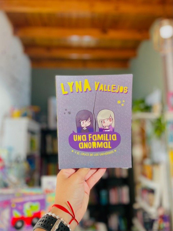 Producto - Lyna Vallejos - Una familia anormal y el cruce de los universos